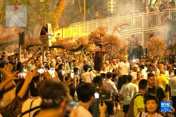 龍身燃 鑼鼓起 賀中秋——香港舉行「大坑舞火龍」活動 | 香港文聯