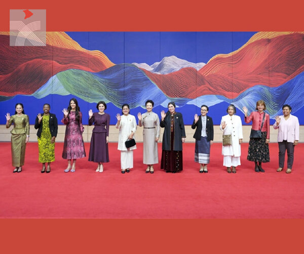  彭麗媛同出席第三届「一帶一路」國際合作高峰論壇外方領導人夫人參觀中國工藝美術館