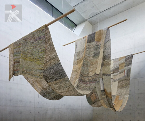 把書頁碎成紙條再編織 香港藝術家陳麗雲大型裝置作品《編織對話》在M+展出