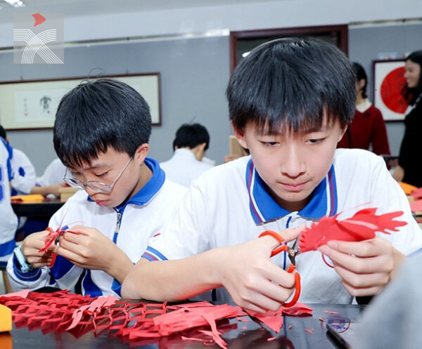 粵港澳青少年體驗「非遺」年味 香港學生剪紙賀龍年