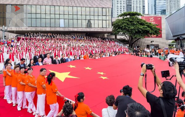  維港千人唱響《東方之珠》等歌曲慶祝中華人民共和國成立75周年