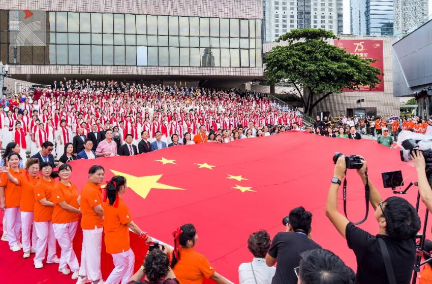  維港千人唱響《東方之珠》等歌曲慶祝中華人民共和國成立75周年