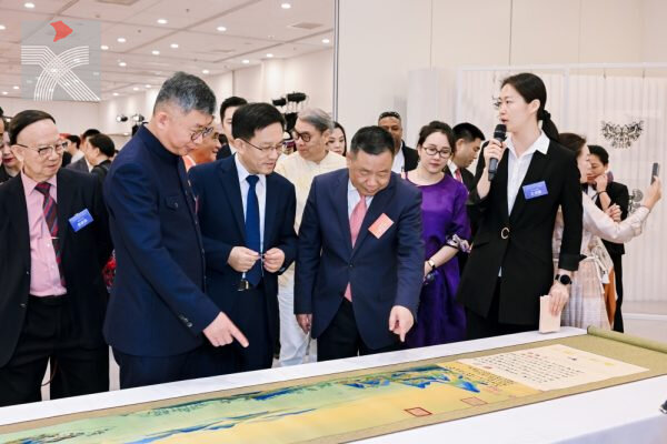 「華彩綻放」中華民族文化精品展於香港中央圖書館隆重開幕