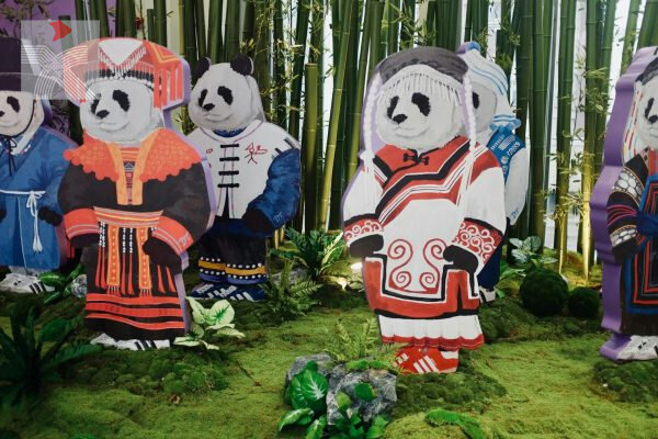 香港藝術家重塑傳統文化形象 創全新民族服熊貓系列