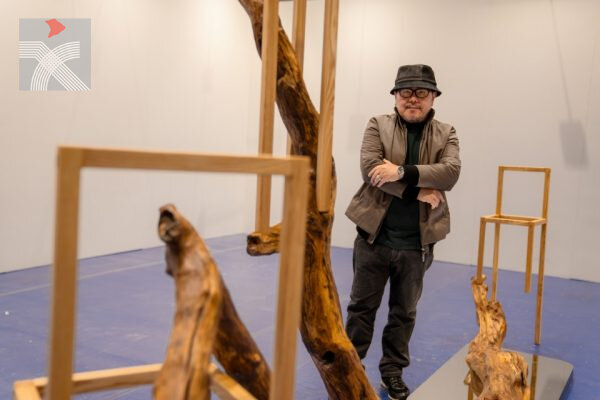 第二屆「藝文香港」國際藝文博覽會：藝術家劉小康展出人與自然共生的「椅子戲」
