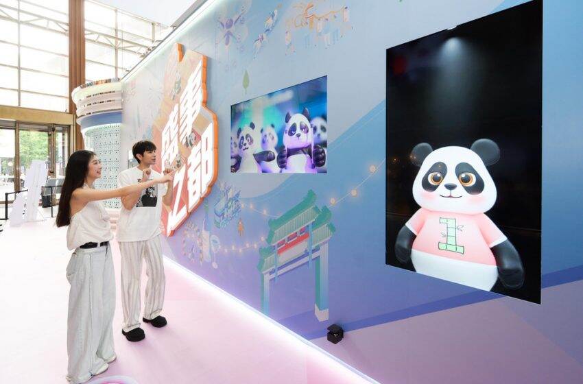  「香港——沉浸式之旅」巡回展覽在上海正式開幕 首次加入國寶大熊貓的場景
