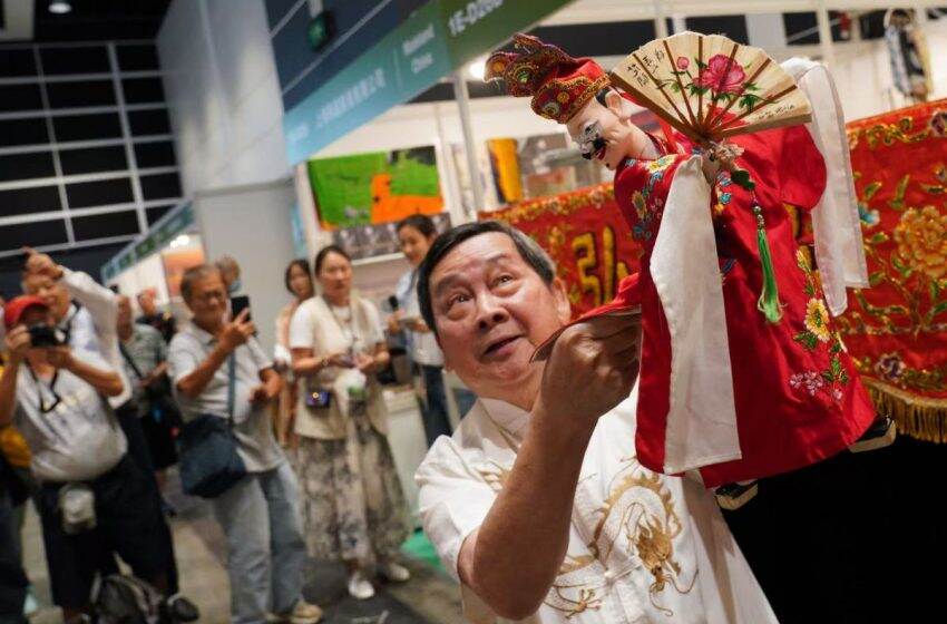  香港書展舉行首場非遺木偶戲表演