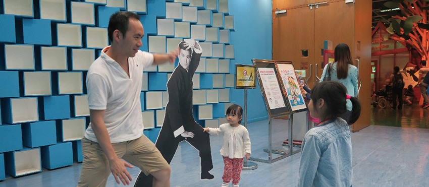  香港文化博物館舉辦「平凡．不平凡──李小龍」展覽 設「龍迷照相館」讓大小龍迷與偶像拍照留念